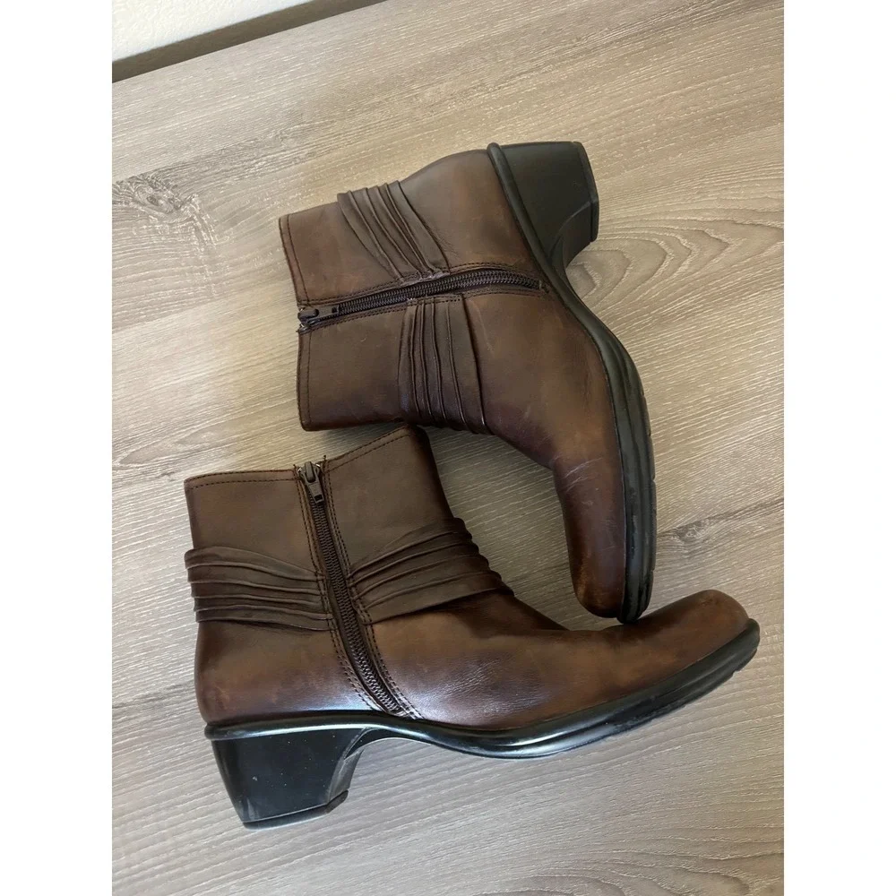 Clarks Women's 9N‎ Brown Leather Ankle Boots Block Heel Boho Cottage Office Work